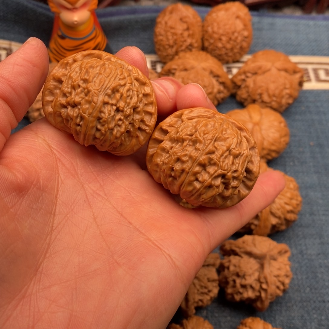 文玩核桃把件40红皮闷白