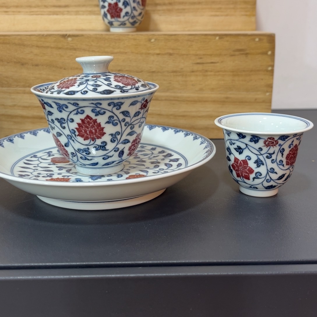 青花釉里红缠枝花卉三件套