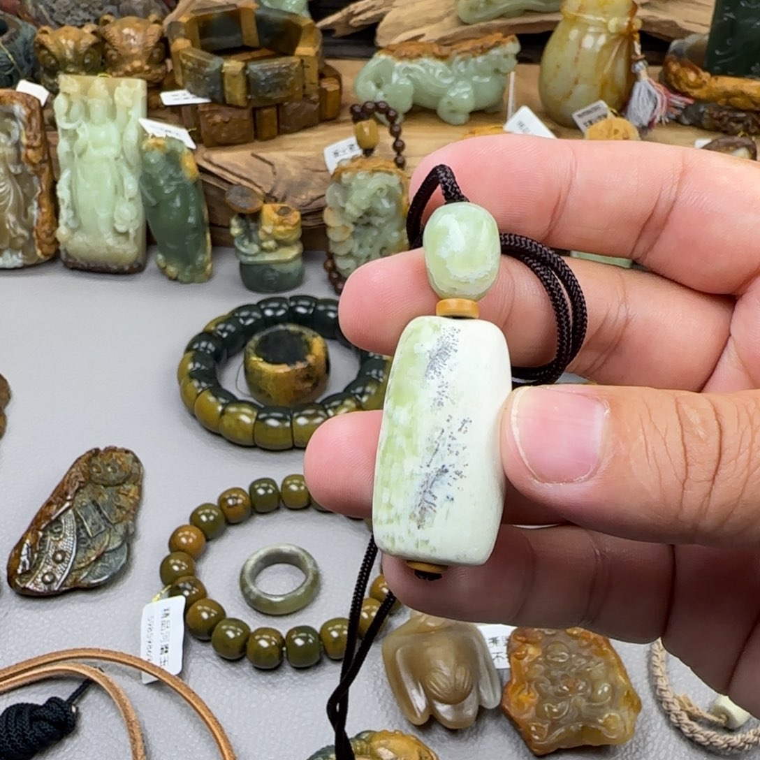 玲***玲岫岩河磨玉（透闪石质玉）未镶嵌珠宝奇石