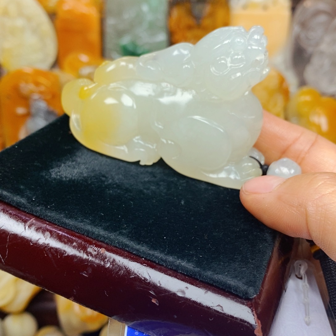 石英质玉（黄龙玉）未镶嵌颈饰