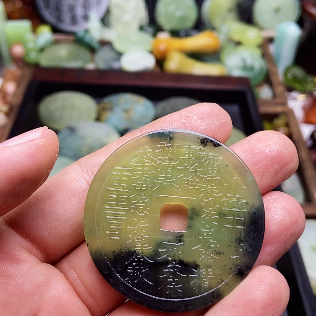 蛇纹石玉挂件未镶嵌