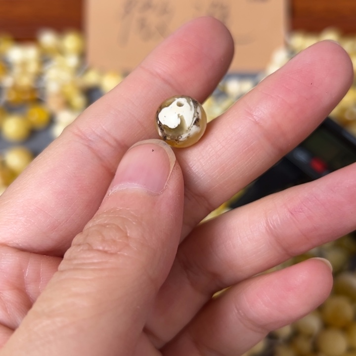 蜜蜡未镶嵌裸石10.7mm一个