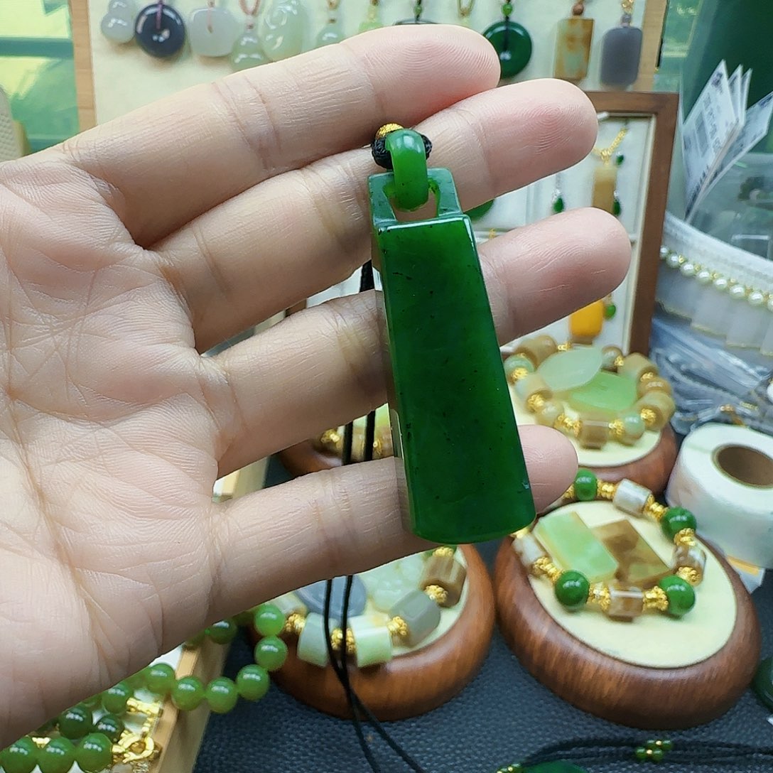 和田玉未镶嵌吊坠(不含链)有包容