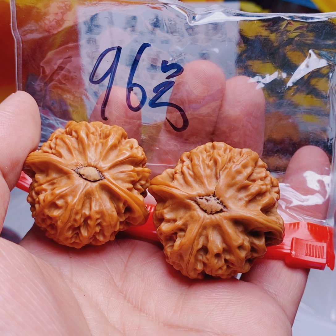 桃核吊坠微瑕有列40灯