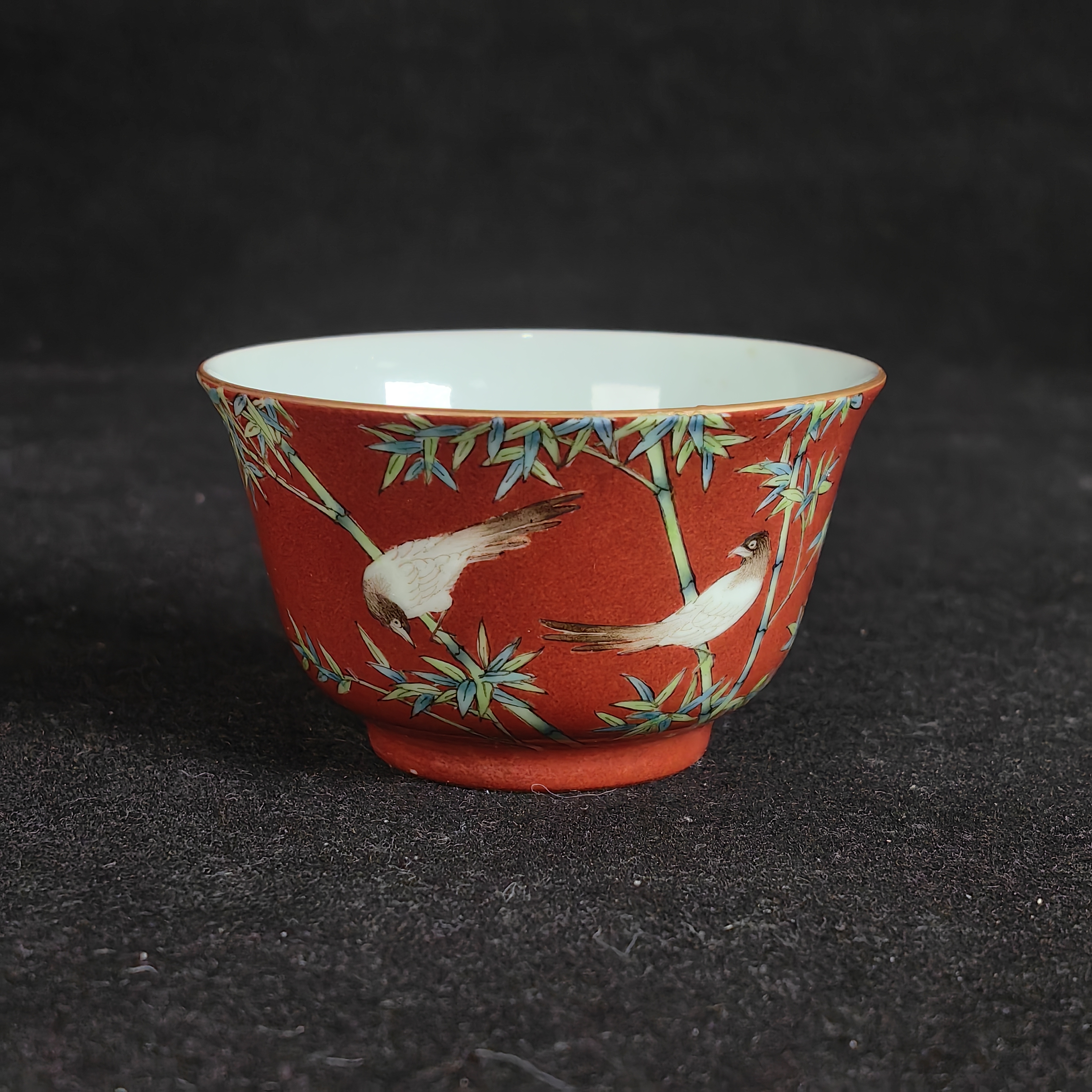 珊瑚红地粉彩竹鸟纹杯