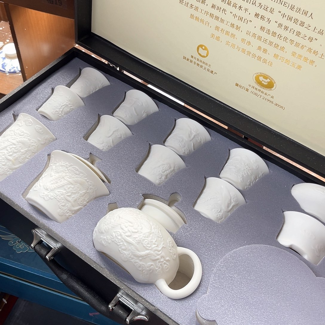 孤品茶具套装等。            