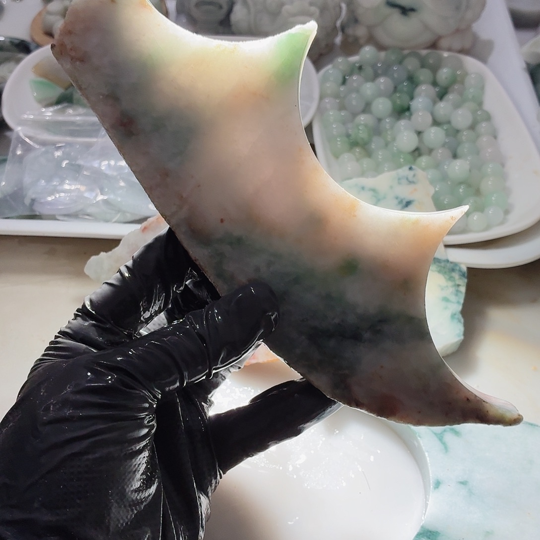 翡翠未镶嵌颈饰边角料