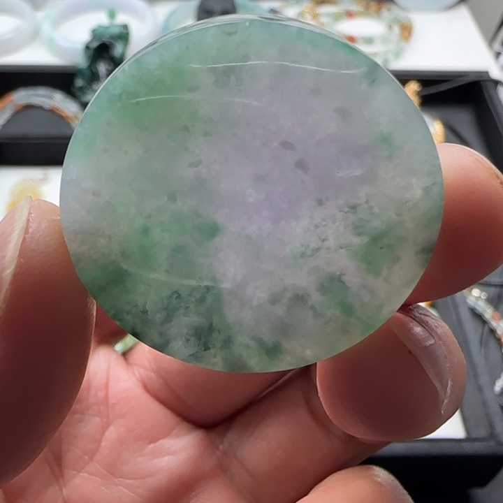 翡翠颈饰未镶嵌椿带彩无事牌