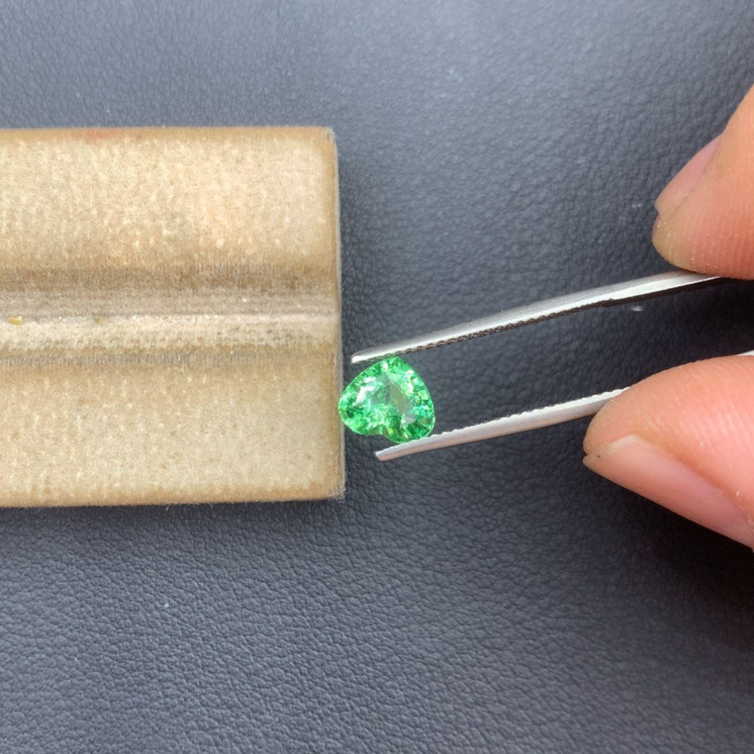 未镶嵌裸石石榴石（沙弗莱）1.11ct