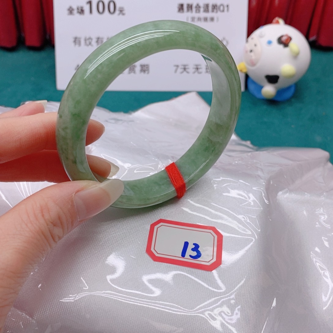 翡翠未镶嵌手镯小**?13333333