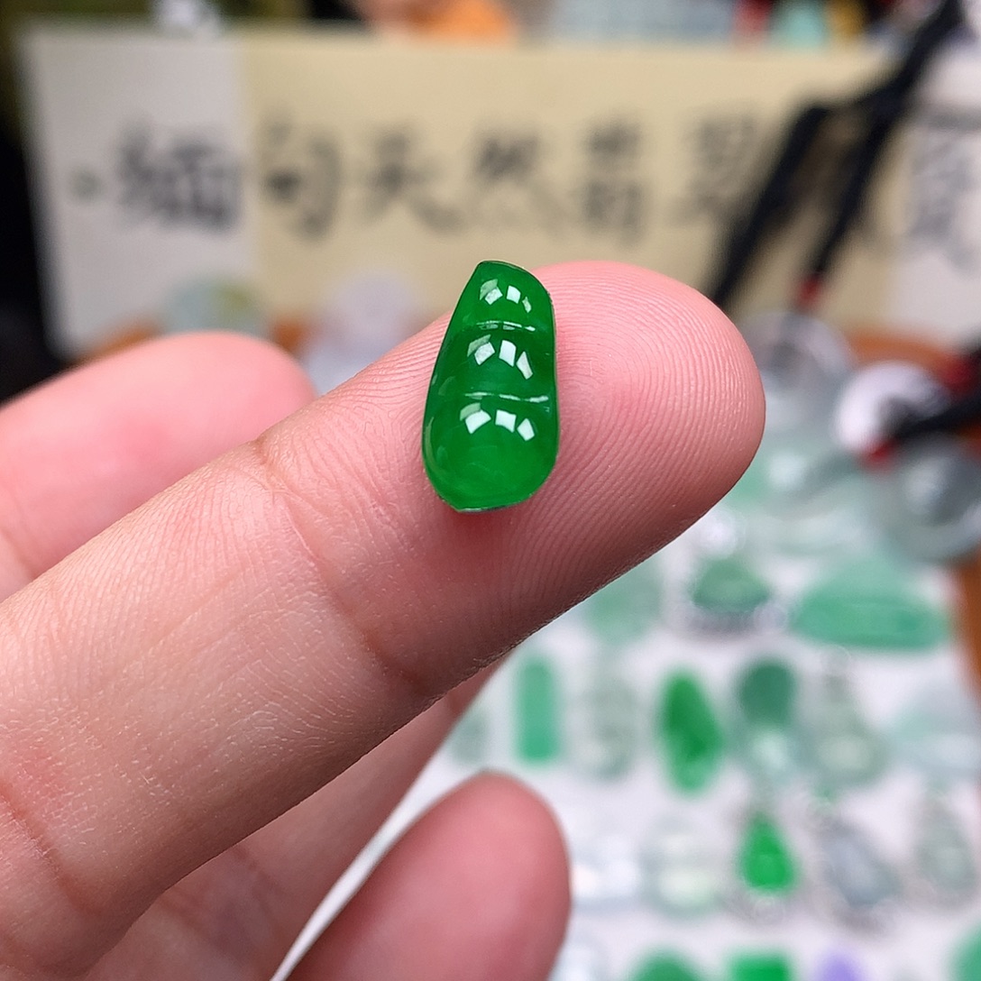 翡翠裸石缅甸天然A货翡翠阳绿豆子