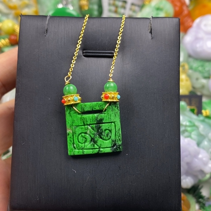 翡翠未镶嵌吊坠(赠链)