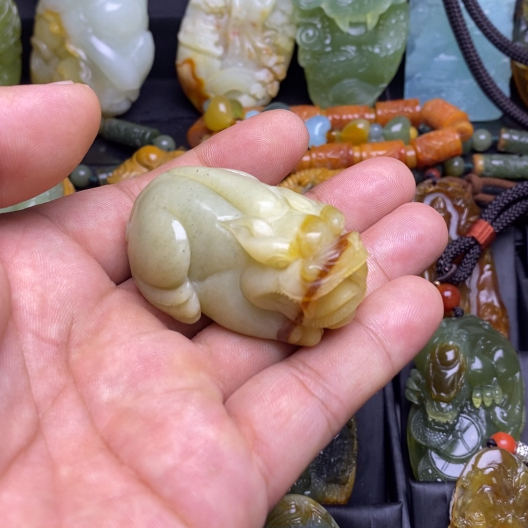 蛇纹石玉颈饰未镶嵌