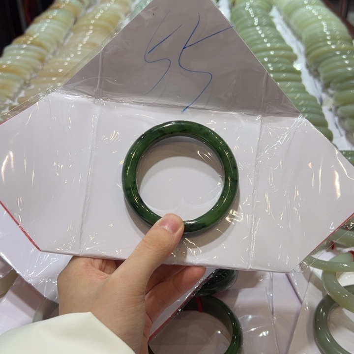 和田玉未镶嵌手镯