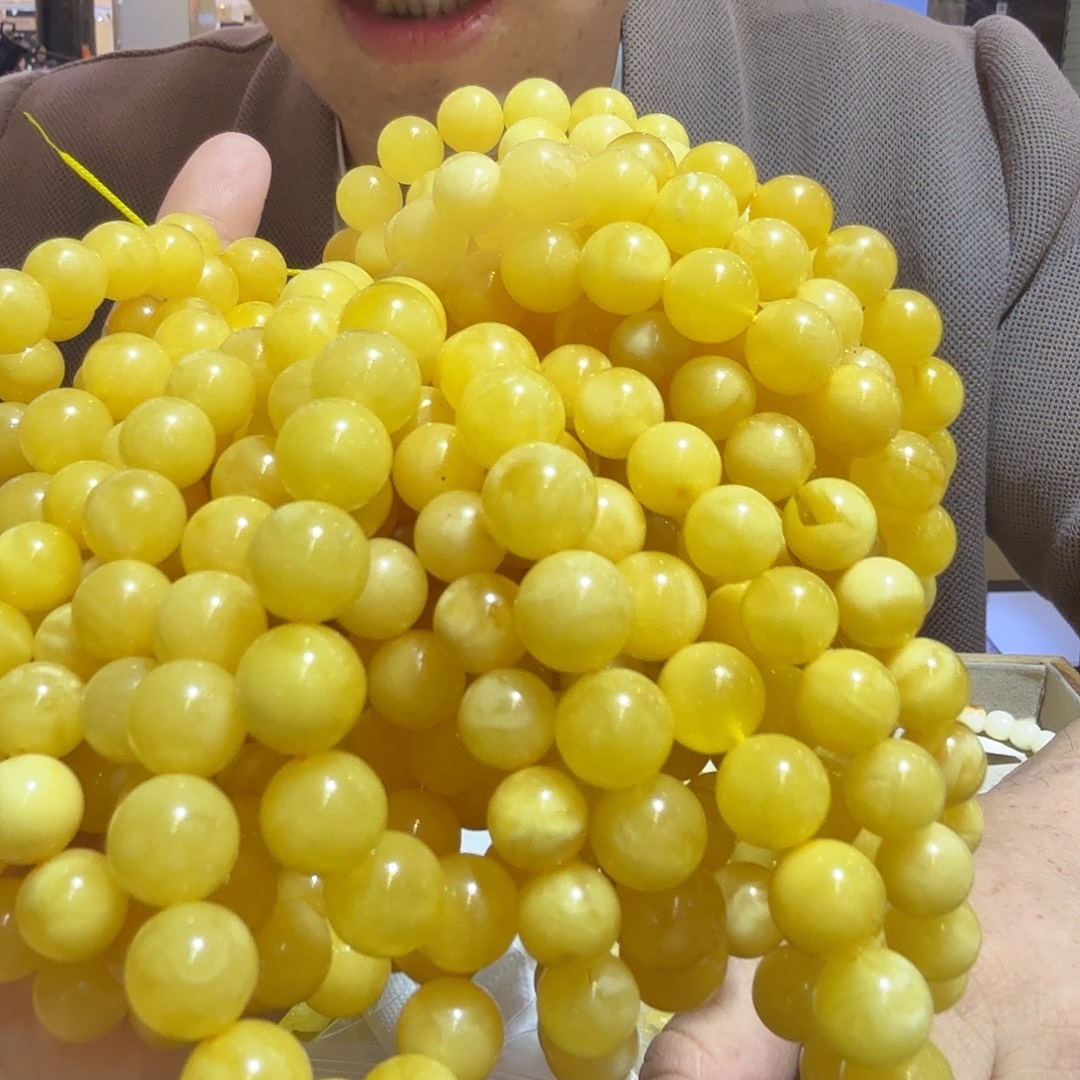 琥珀未镶嵌颈饰蜜蜡手串多样性发货其中一件