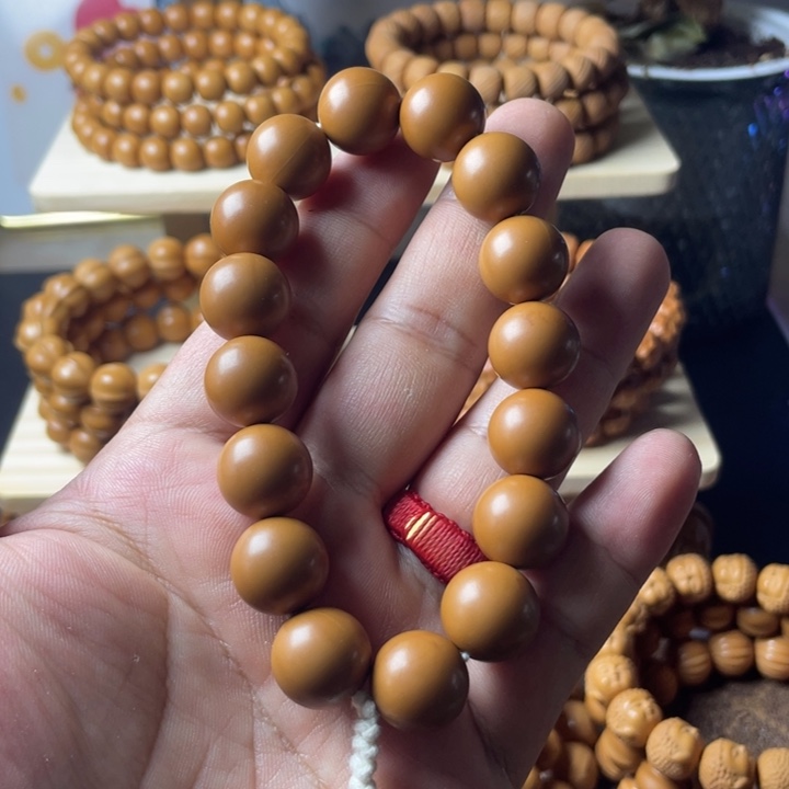 猴头核桃手串微微瑕正圆手持