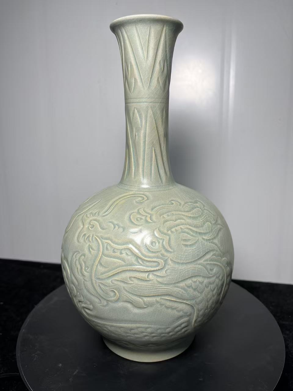 手工制作汝窑雕刻工艺瓶
