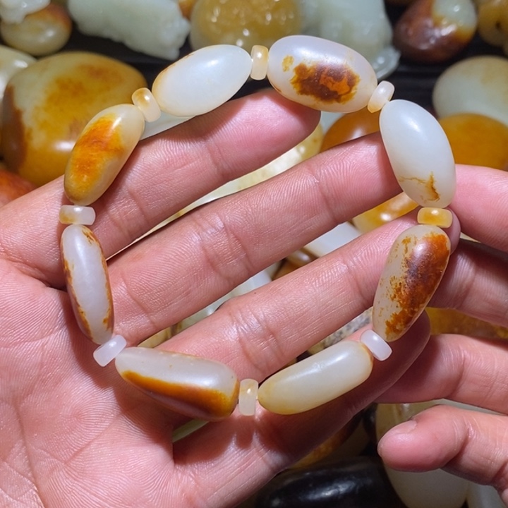 和田玉手串未镶嵌向**狼