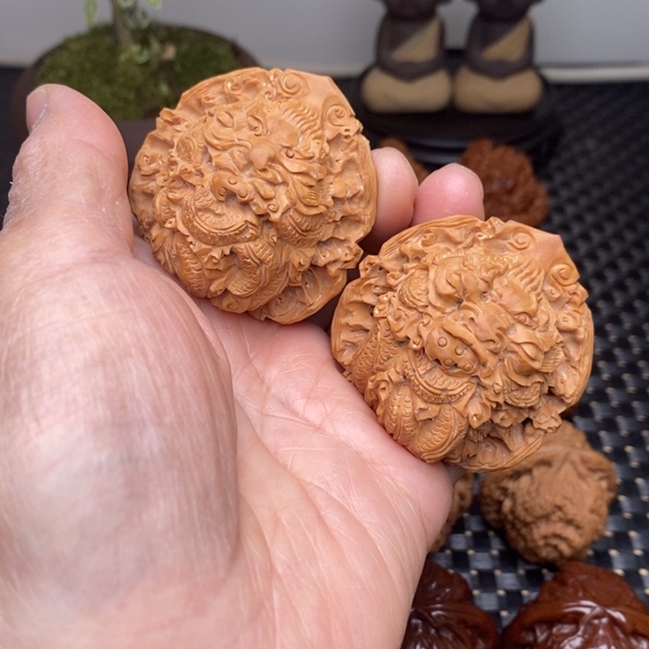 文玩核桃把件雕刻精美龙