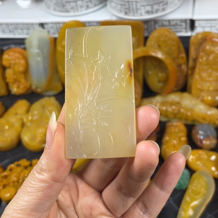 石英质玉（黄龙玉）颈饰未镶嵌