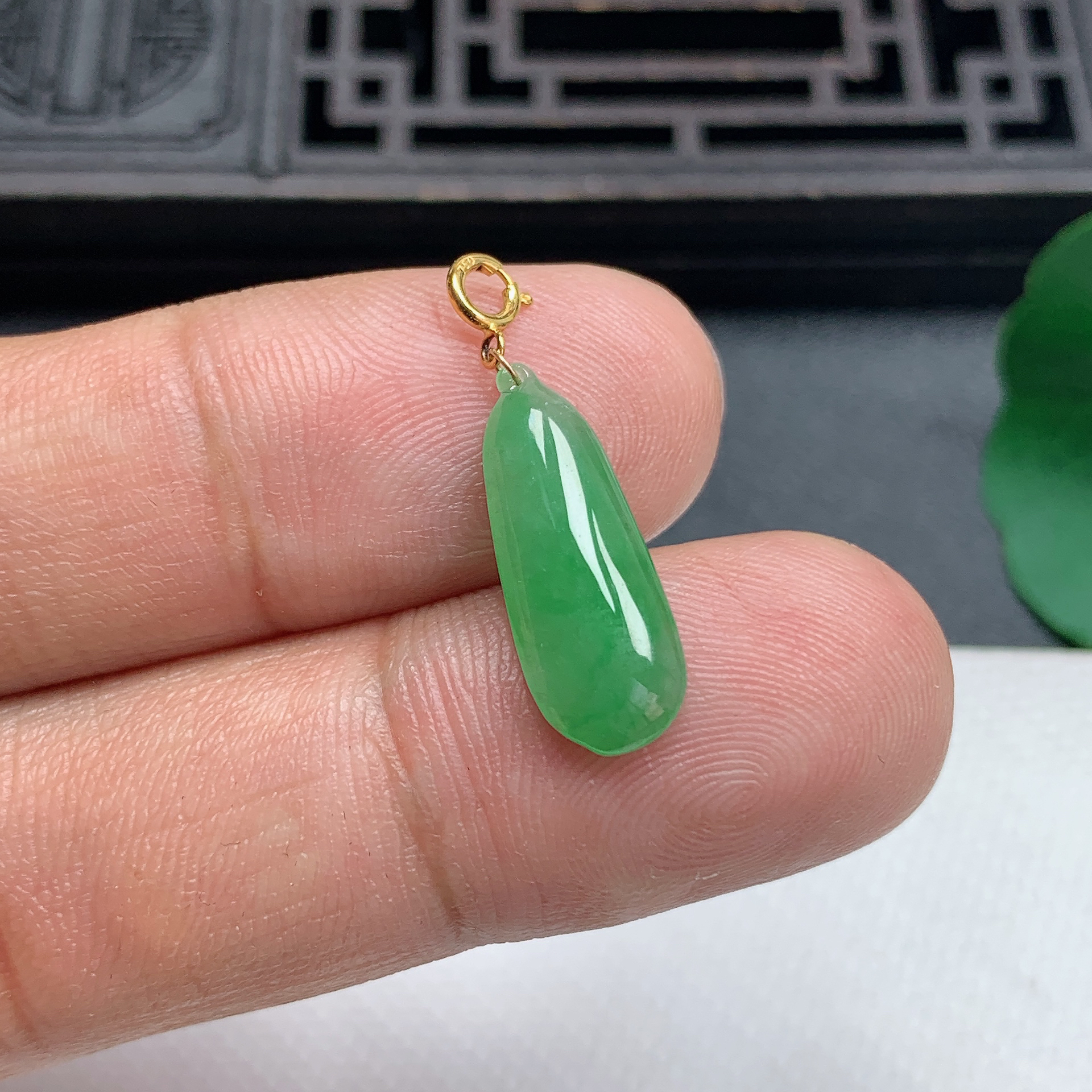 缅甸天然翡翠A货18K金扣精美冰飘绿福瓜小吊坠尺寸19.3*7.5*3.4mm