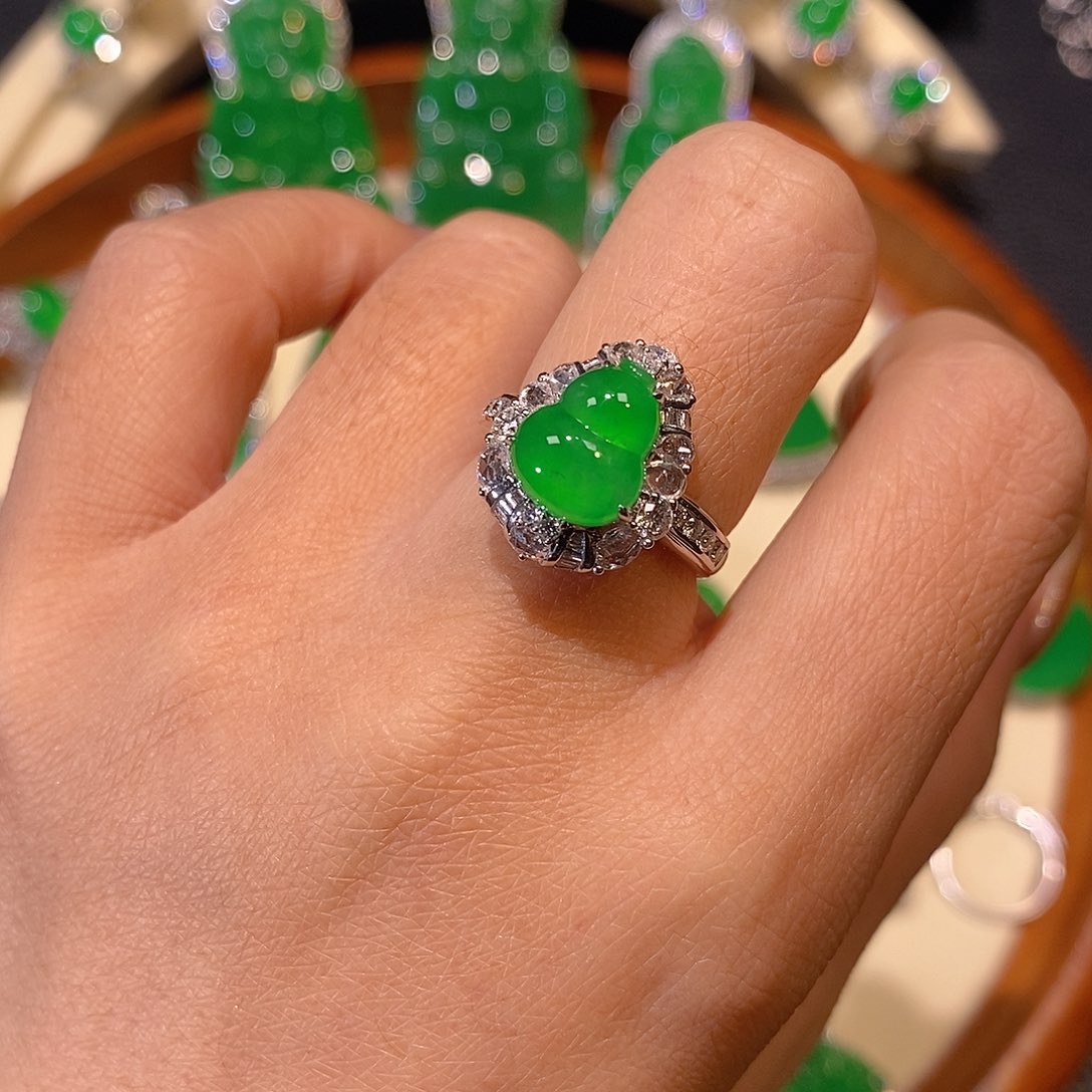 翡翠戒指18K金镶嵌葫芦戒指