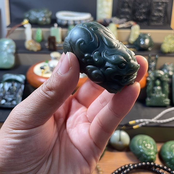 哈***儿和田玉未镶嵌颈饰