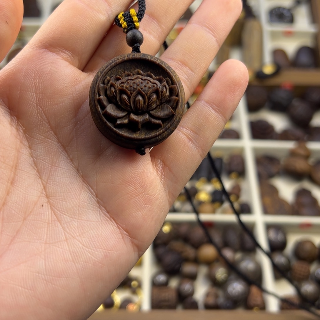 木质类步步生莲随行脖挂配饰