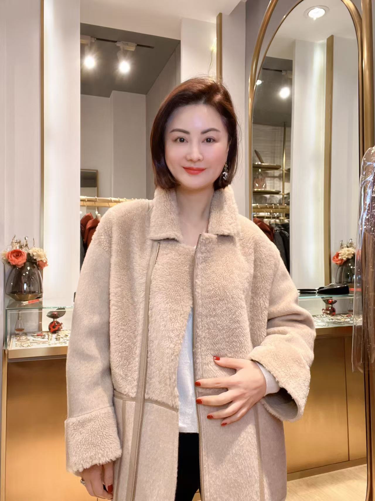 NIKOAGE2024冬款复古气质翻领斜拉链牛绒拼皮中长外套24122816