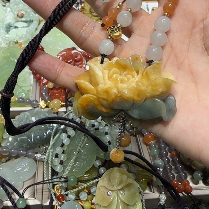 蛇纹石玉吊坠合金