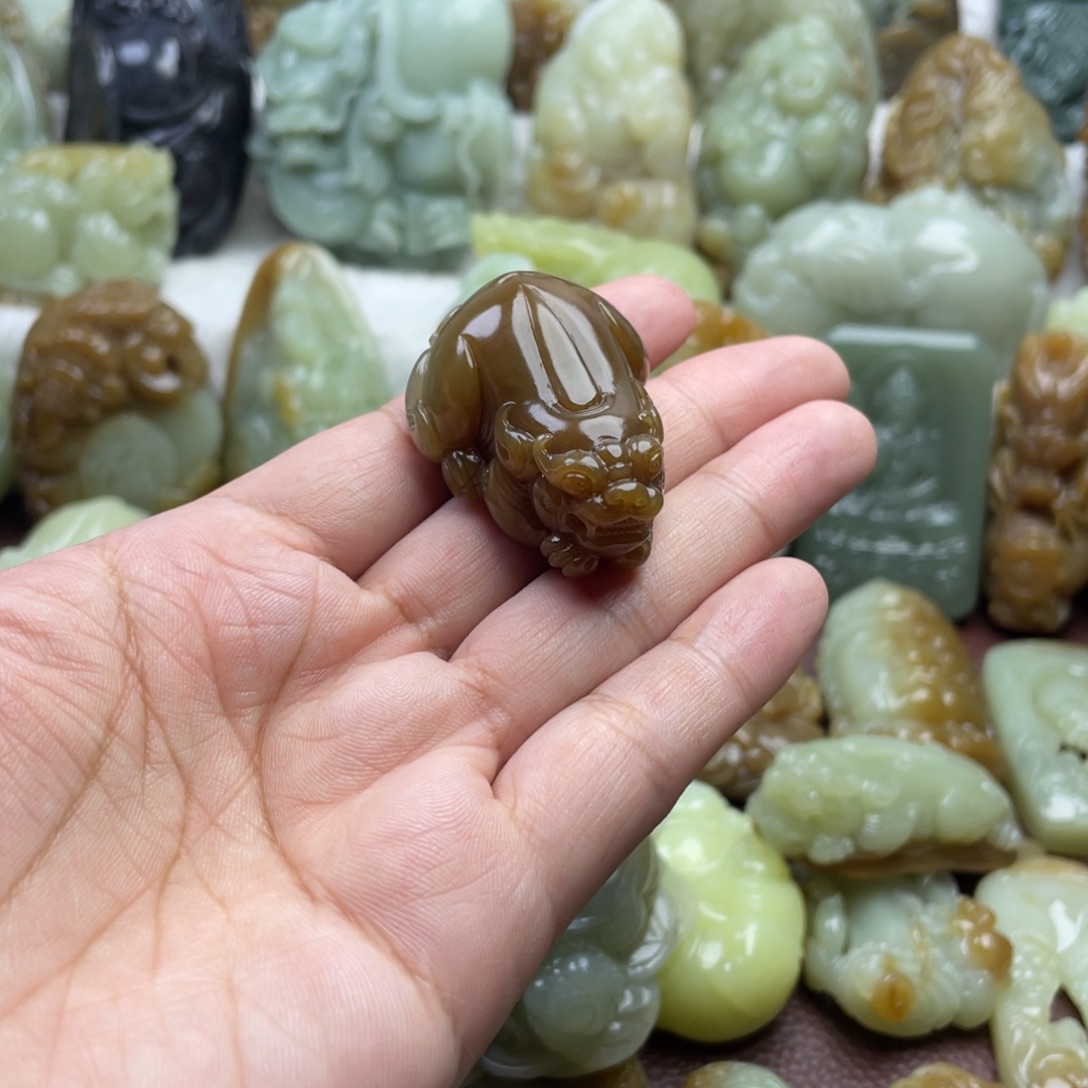 展***体颈饰未镶嵌和田玉