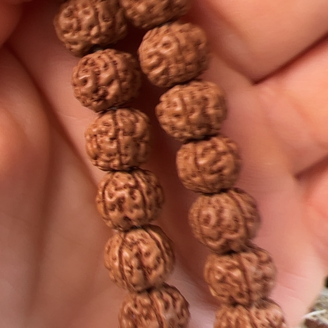 吊坠金刚菩提花神，一条保手持