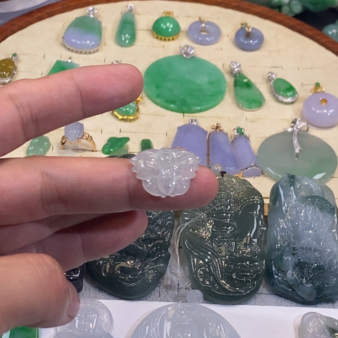 翡翠未镶嵌吊坠(不含链)蝴蝶