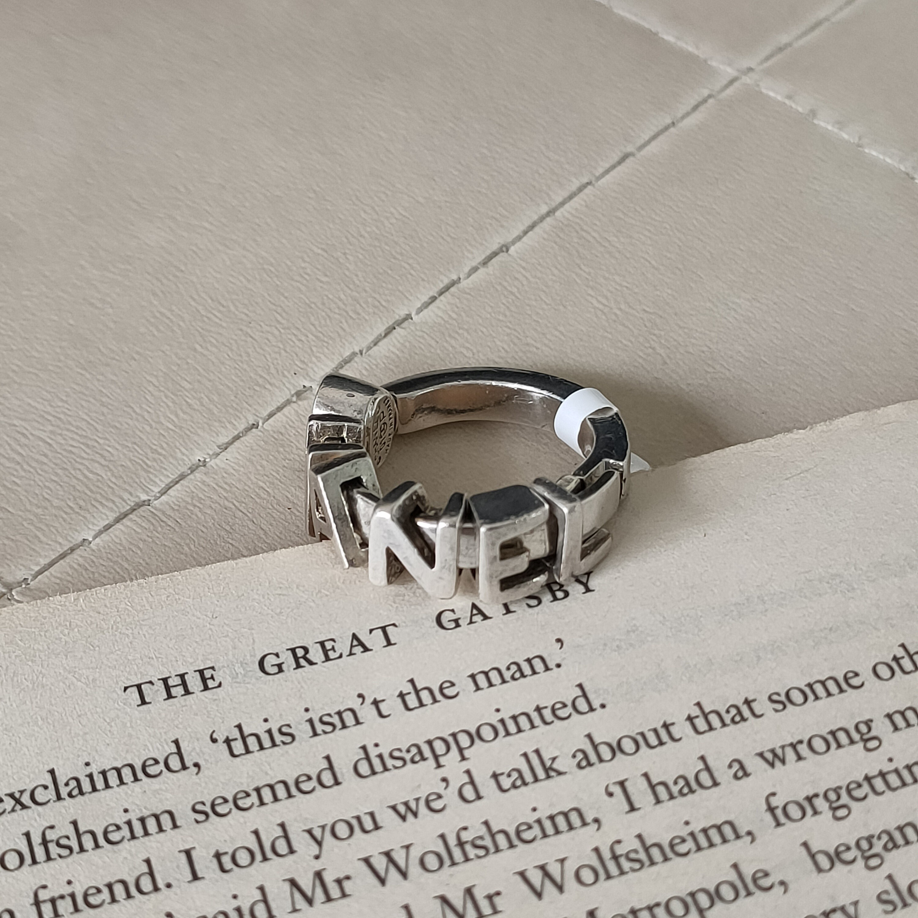 95新 Chanel/香奈儿 Azul-01P 银色字母53码戒指 43643