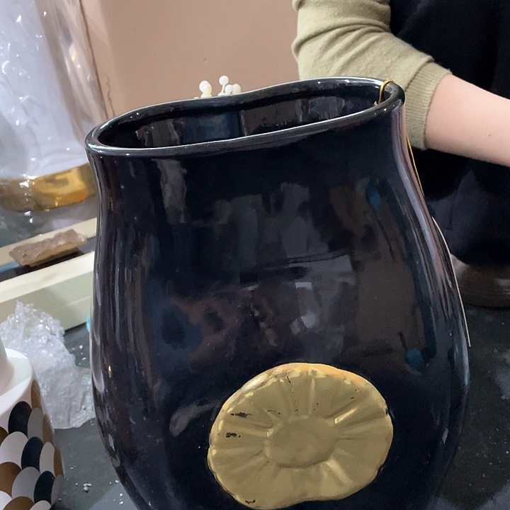 陶瓷花瓶，茶杯、茶具。