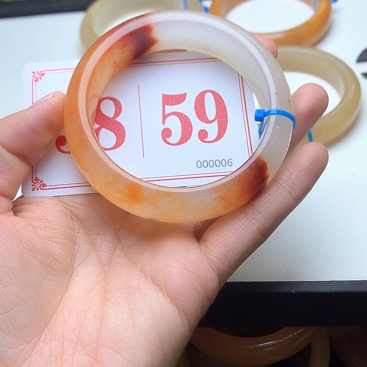 未镶嵌石英质玉（黄龙玉）手镯?****