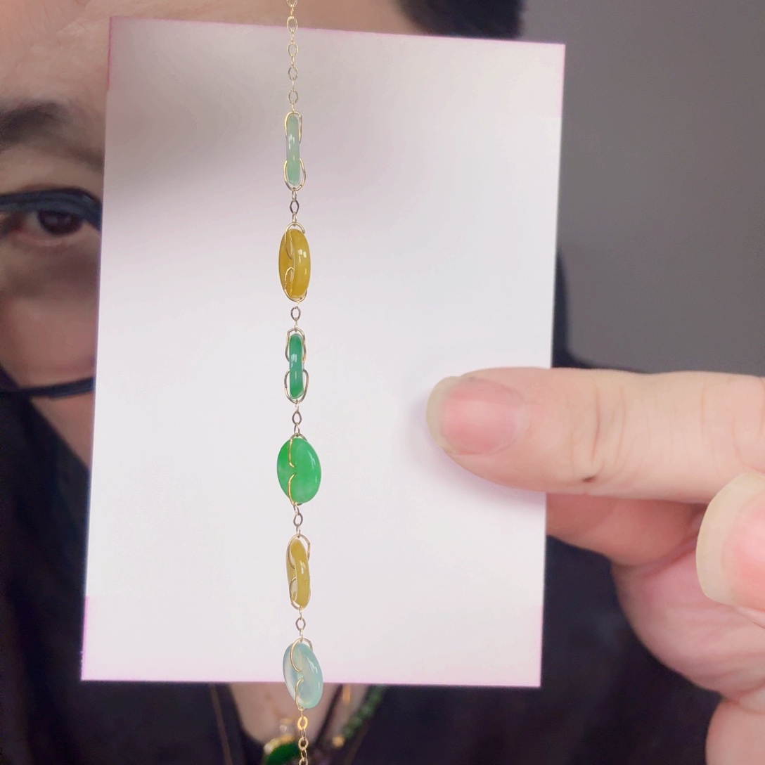 翡翠18K金镶嵌颈饰一件