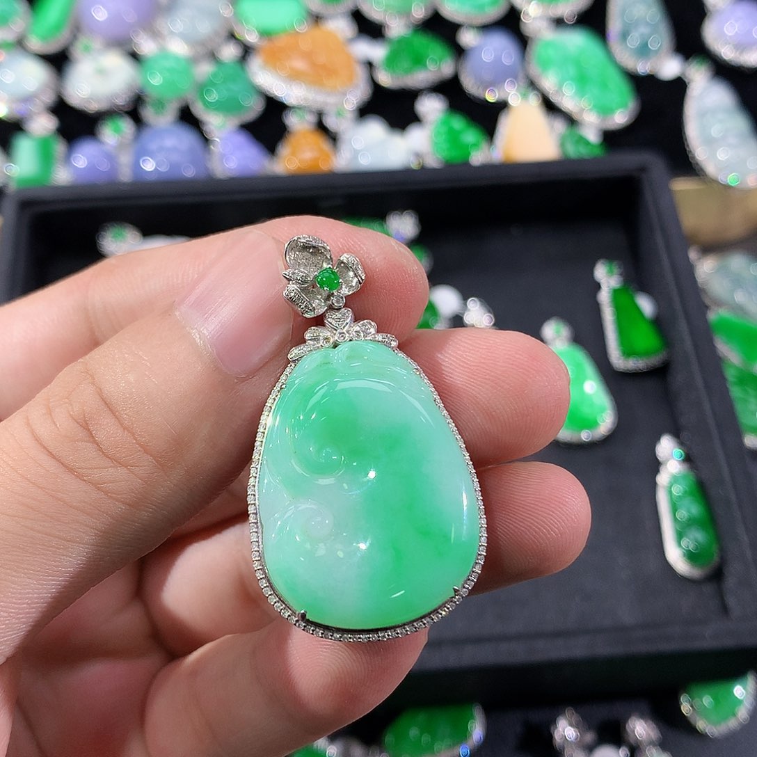 翡翠18K金镶嵌颈饰