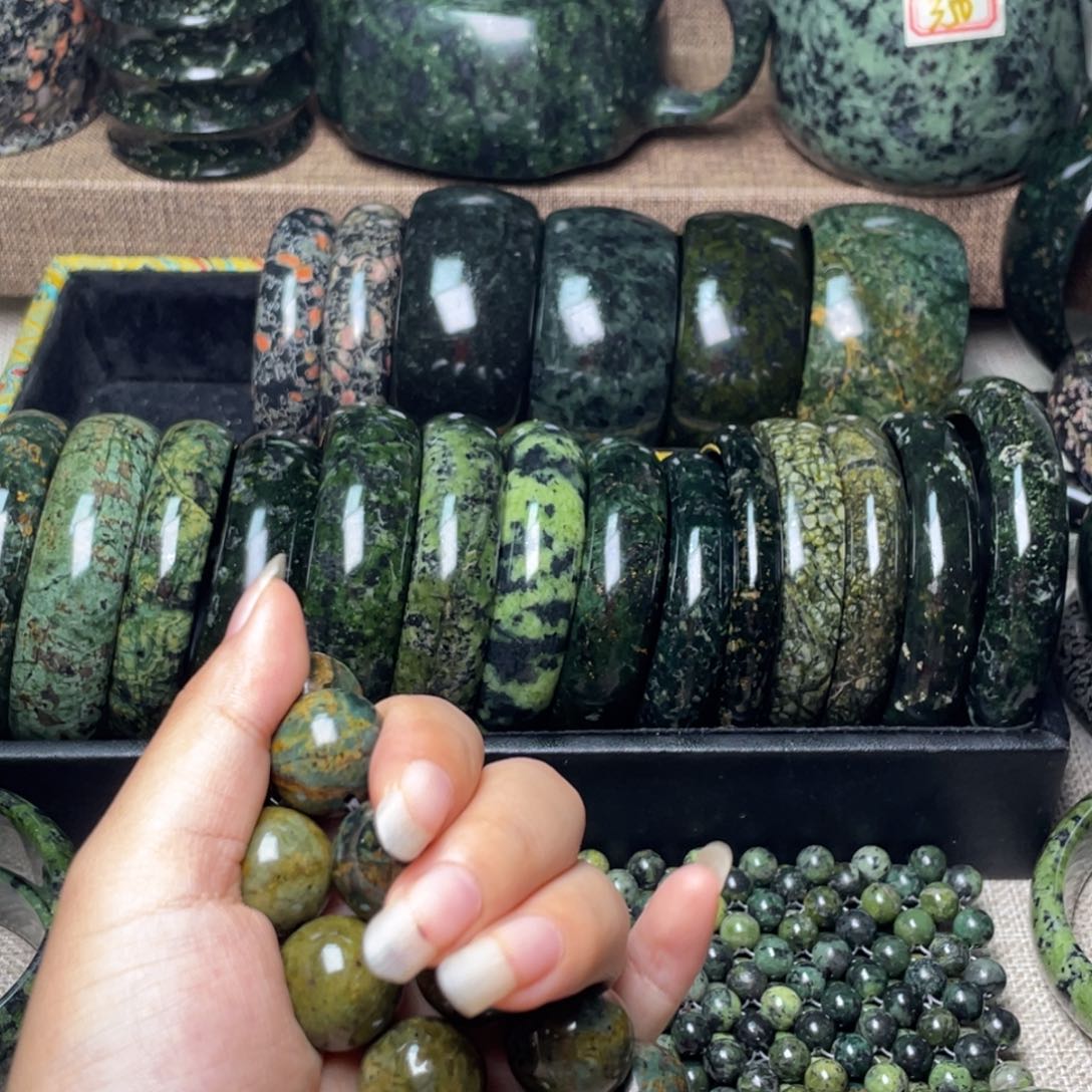 用***3未镶嵌蛇纹石玉手链有平头