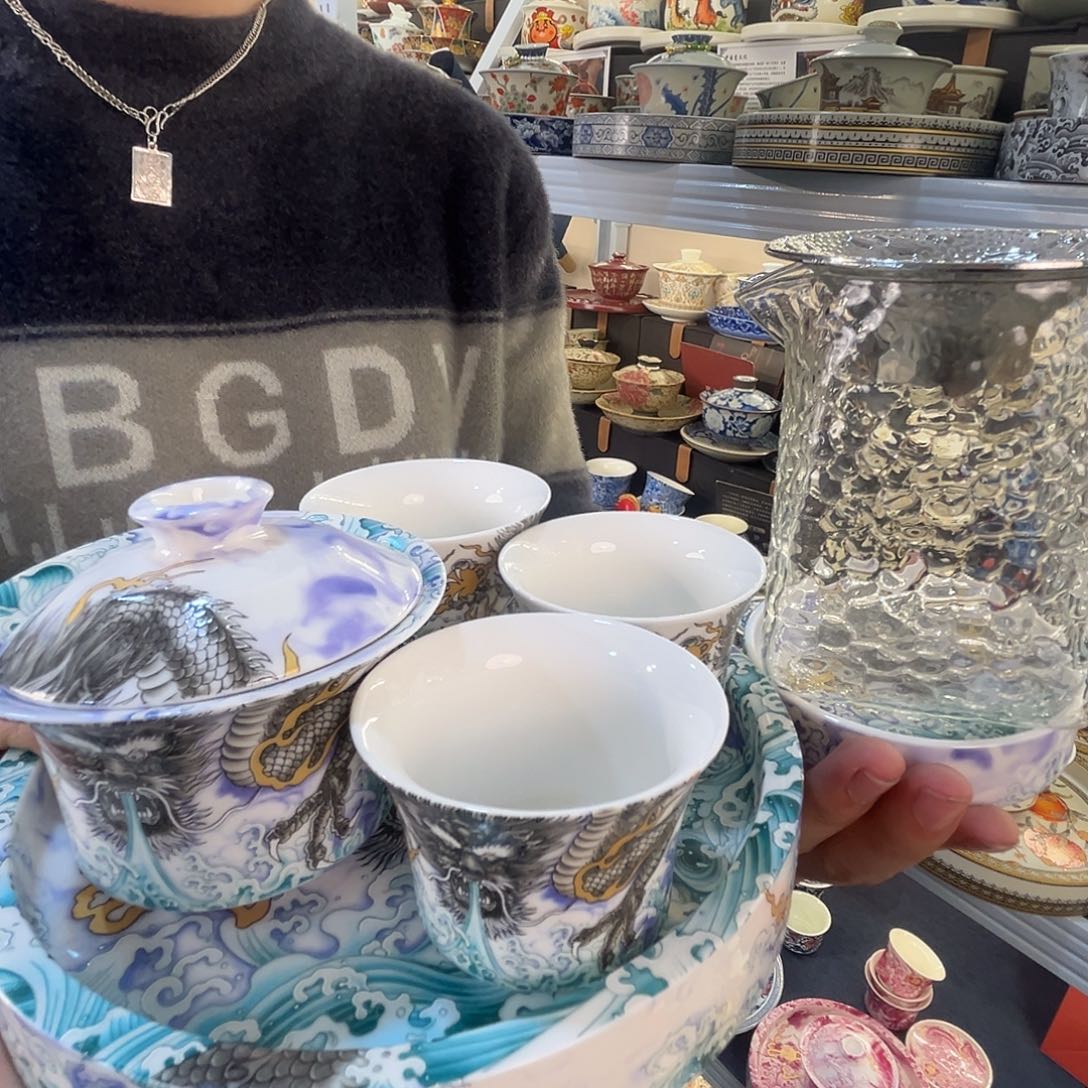 这些盖碗很漂亮！！！