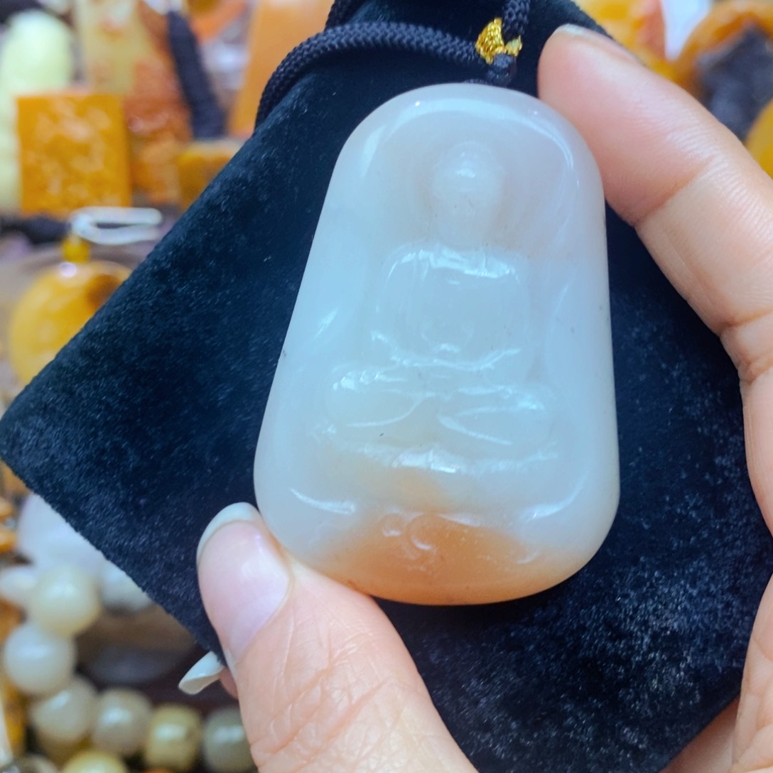未镶嵌石英质玉（黄龙玉）颈饰