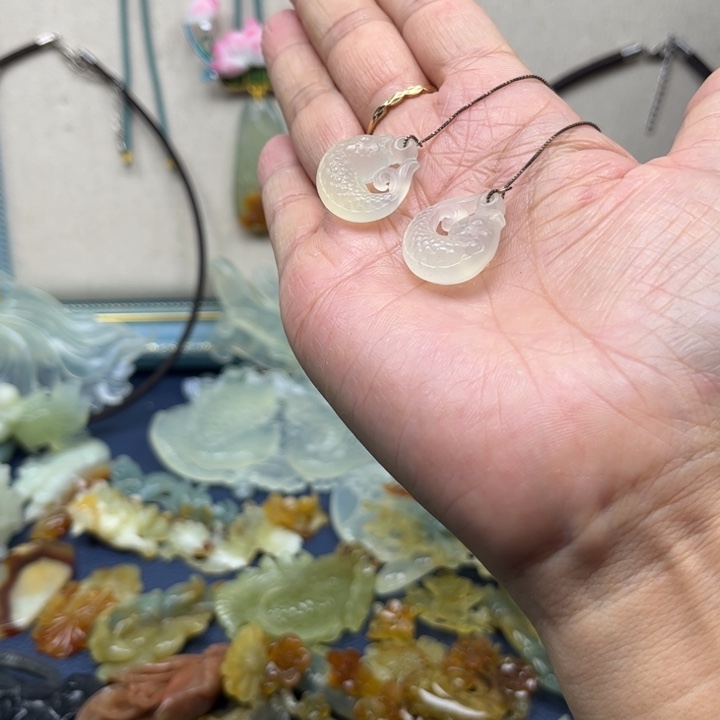 蛇纹石玉吊坠合金