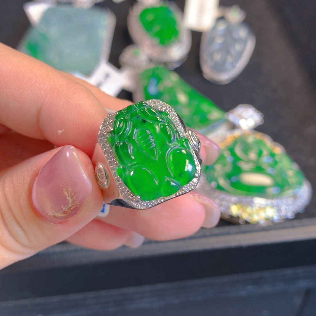 翡翠颈饰银S925镶嵌翡翠