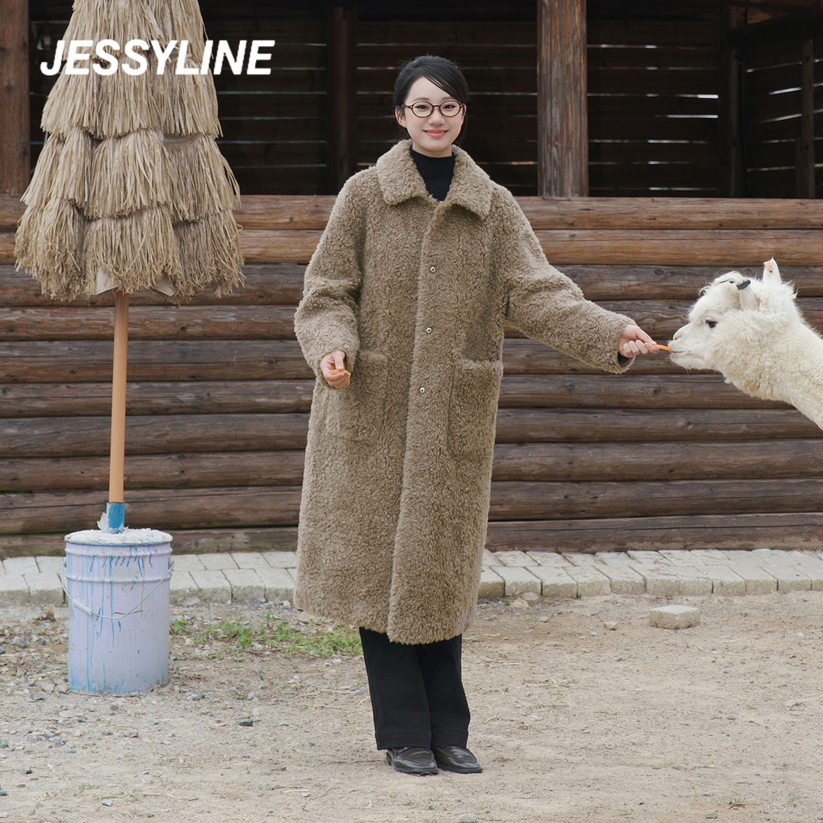 jessyline2025冬季新款 杰茜莱气质中长款羊毛毛绒女保暖外套