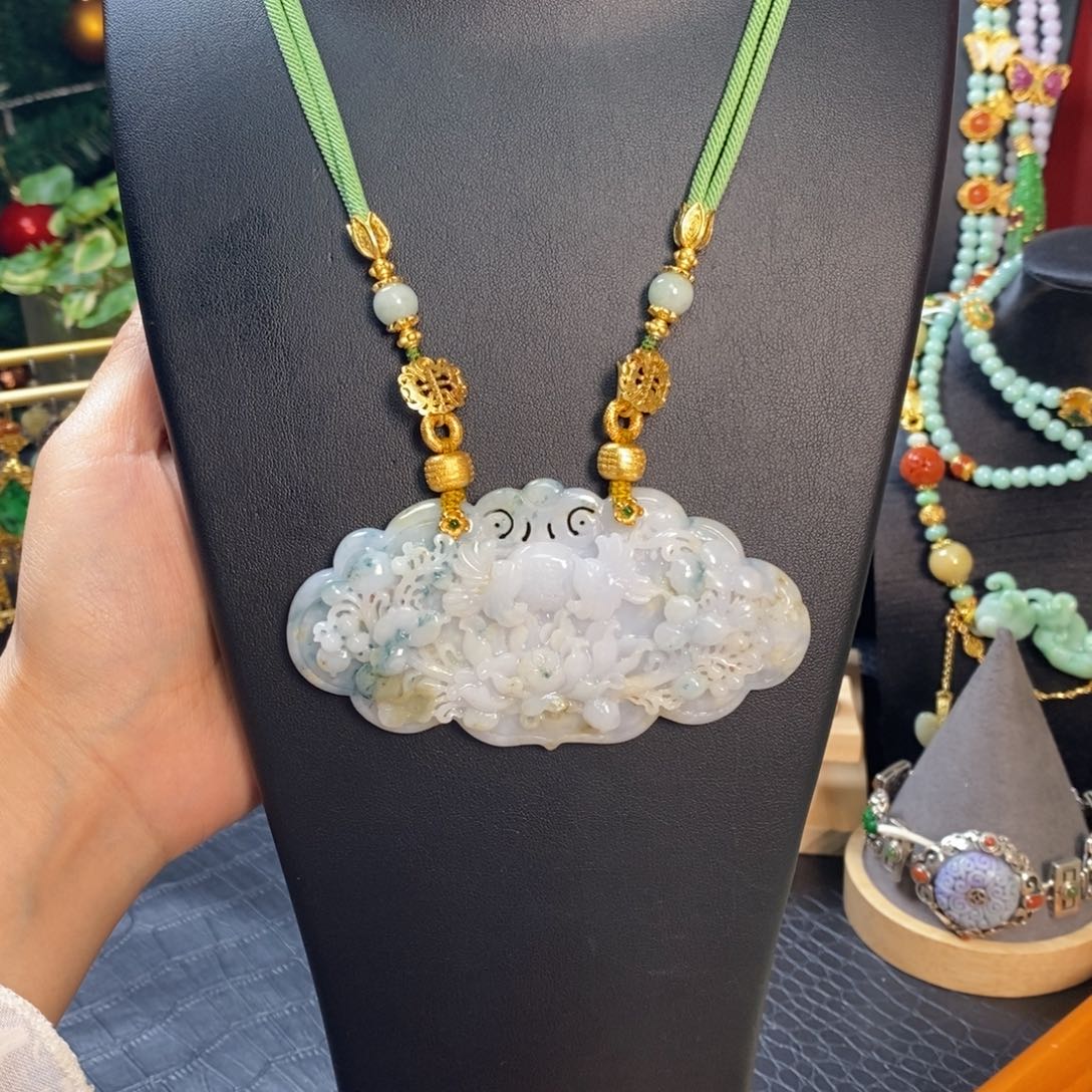 翡翠颈饰未镶嵌如意吊坠 亏清