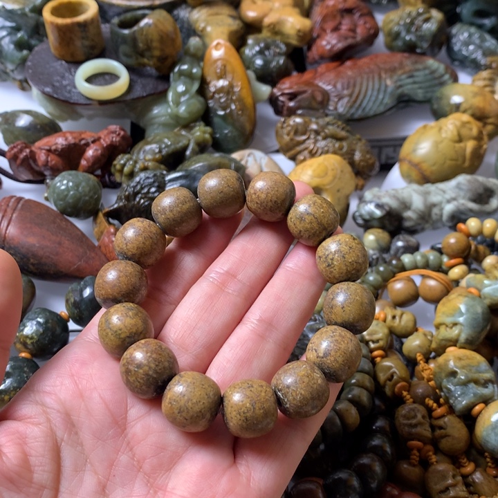 未镶嵌岫岩河磨玉（透闪石质玉）把件