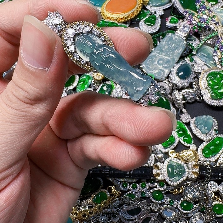 翡翠颈饰未镶嵌天然A货翡翠放漏