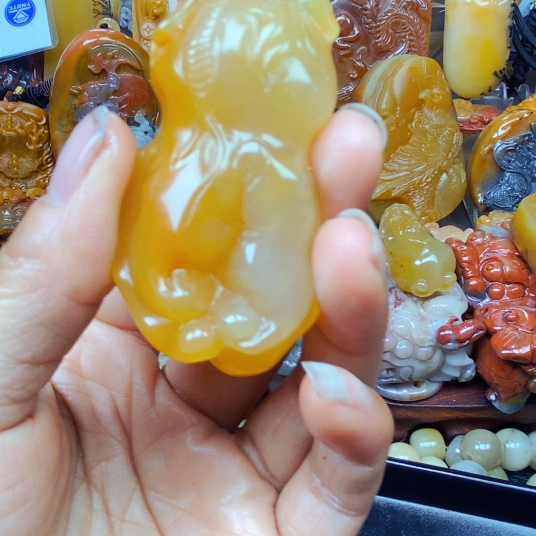 石英质玉（黄龙玉）未镶嵌颈饰