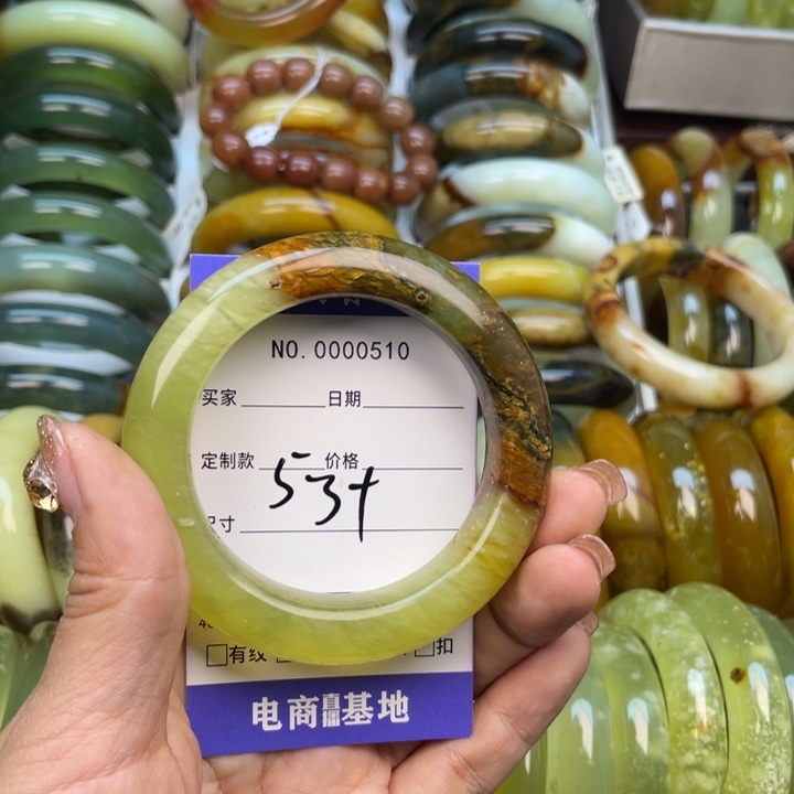 蛇纹石玉手镯未镶嵌