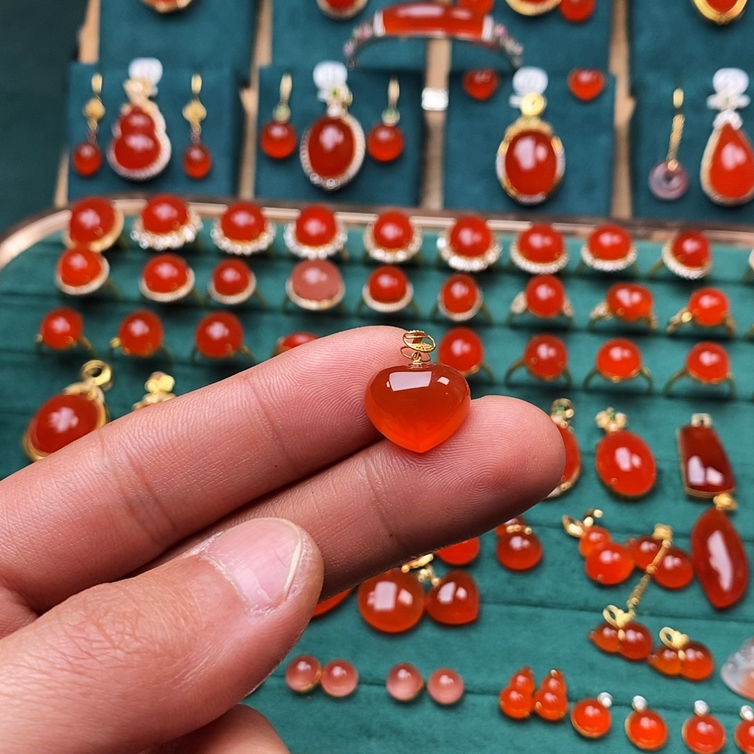 南红玛瑙颈饰18K金镶嵌